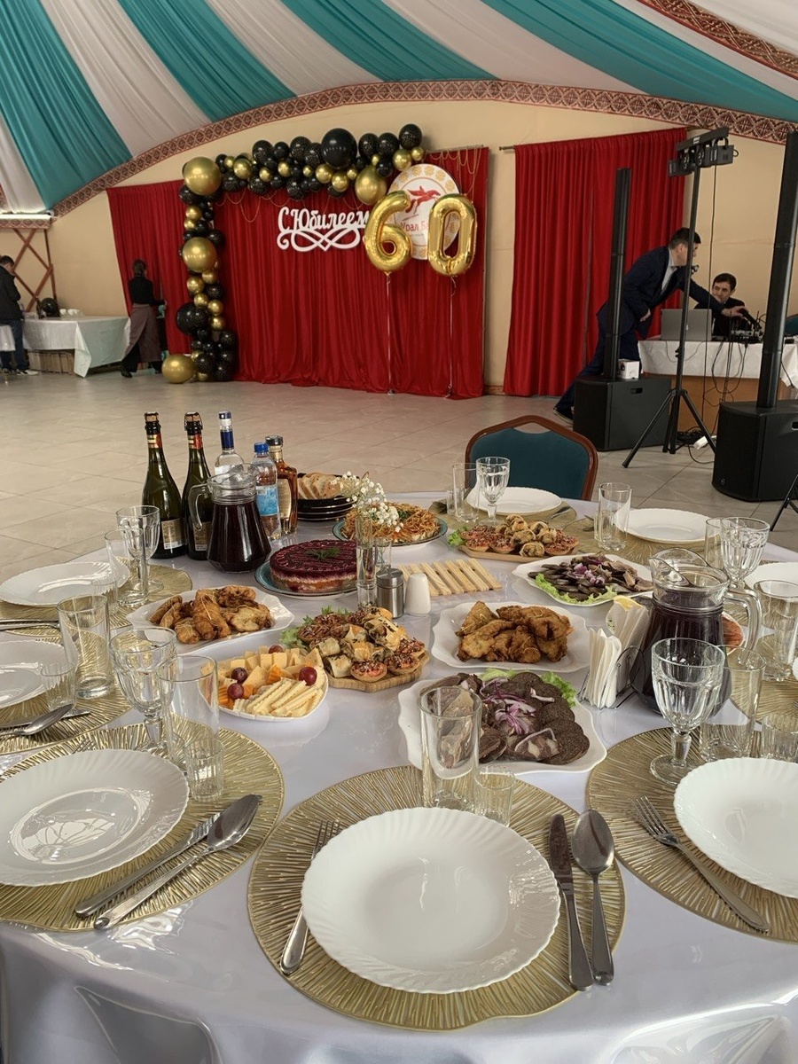 Столы в юрте только начали накрывать. Не все гости еще подошли.