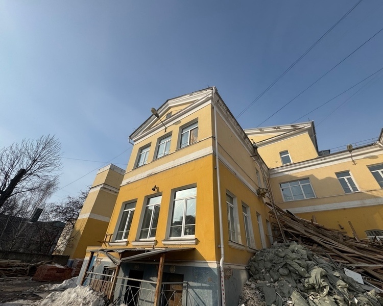     В Курске вступил в активную фазу ремонт роддома на улице Ленина