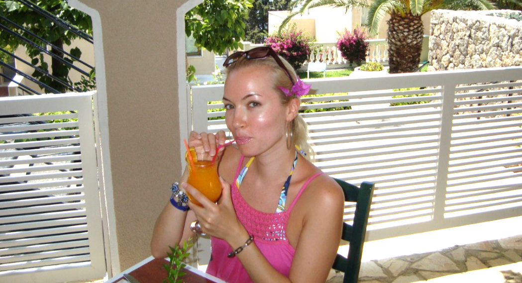 на фото Анастасия Гулимова 