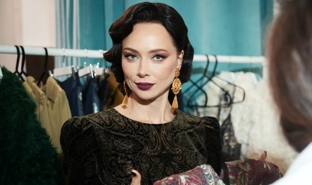 на фото Настасья Самбурская 