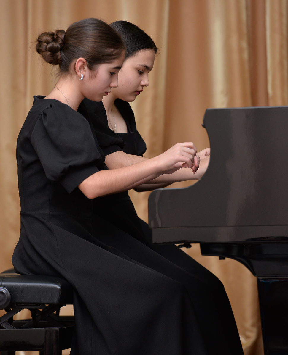 Играют Айшат Кубанова и Амина Койчуева из ДШИ Усть-Джегутинского района