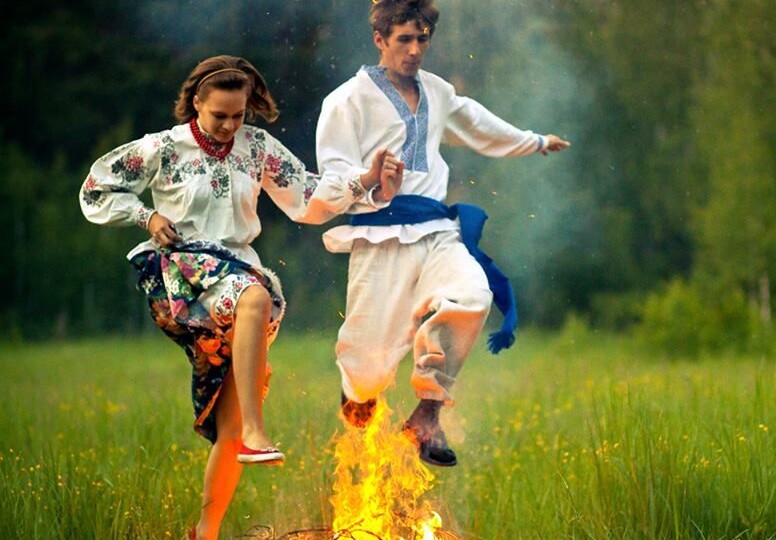 «Тайны Иванова дня: Что на самом деле делали ведунии у костра, пока народ пускал венки?»