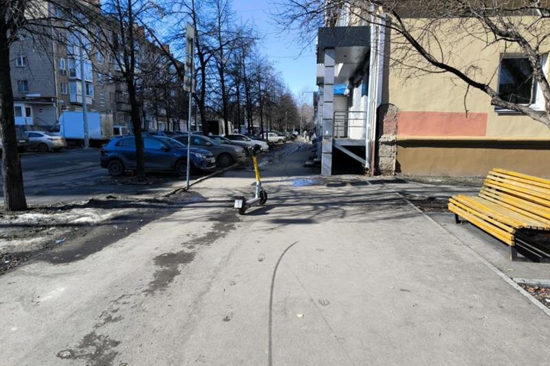    Канал «Изнанка Челябинска» в мессенджере МАХ. Брошенный в неположенном месте электросамокат