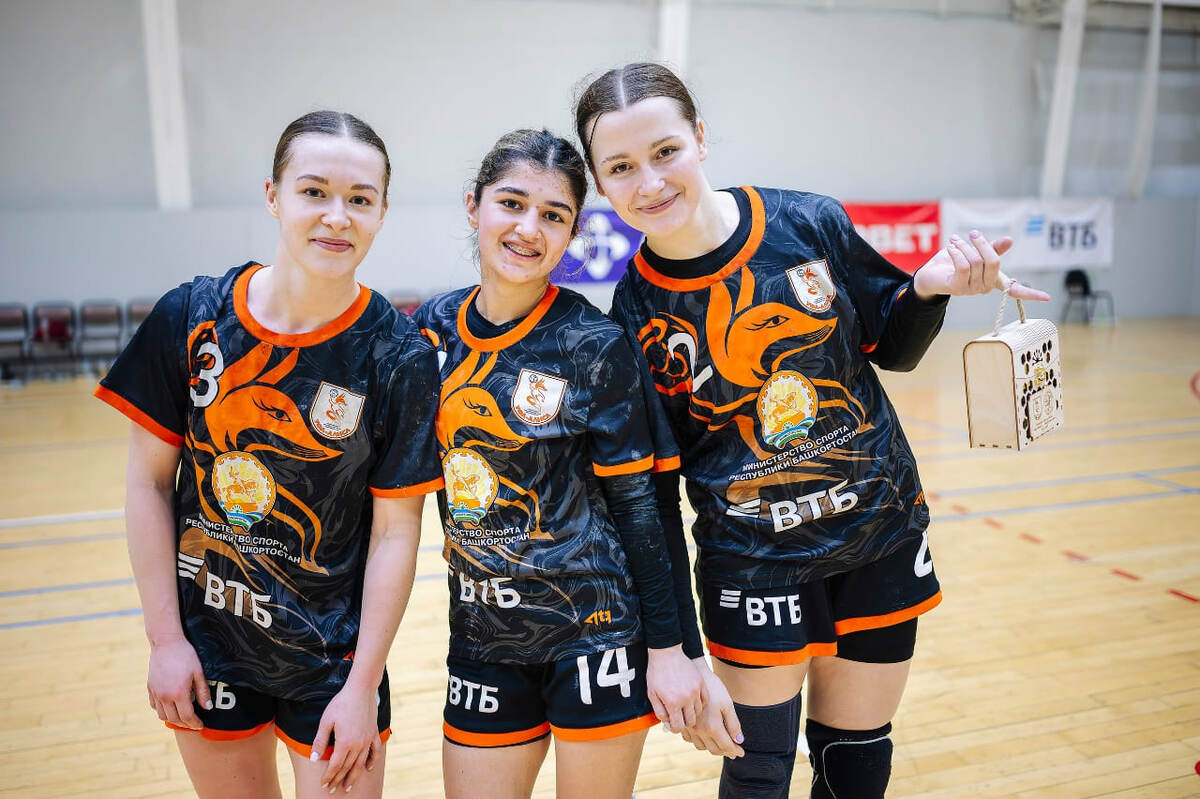    Анастасия Синюгина, Лутфия Раджабекова и Меланья Пичугина