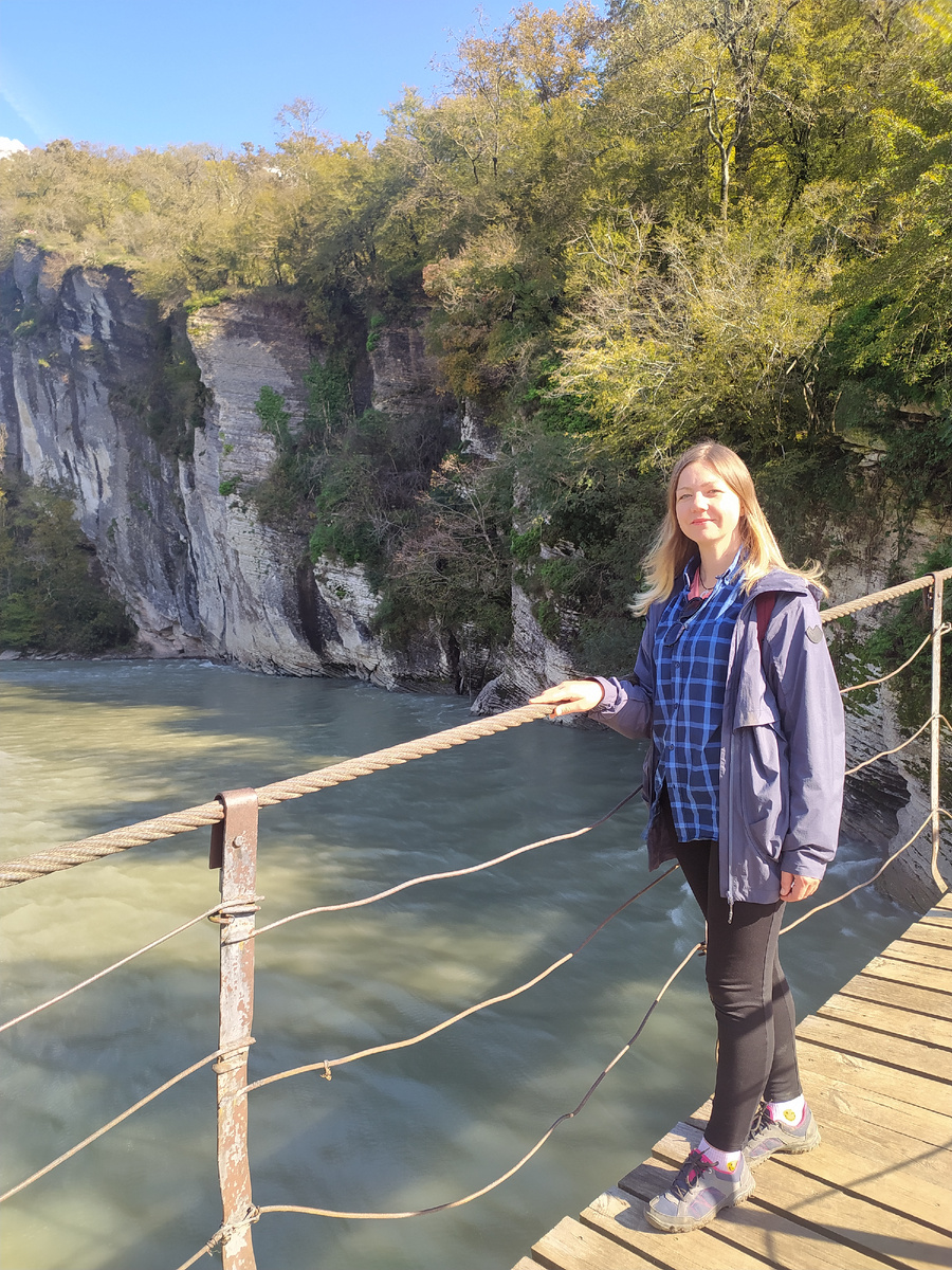 На подвесном мосту через Мзымту