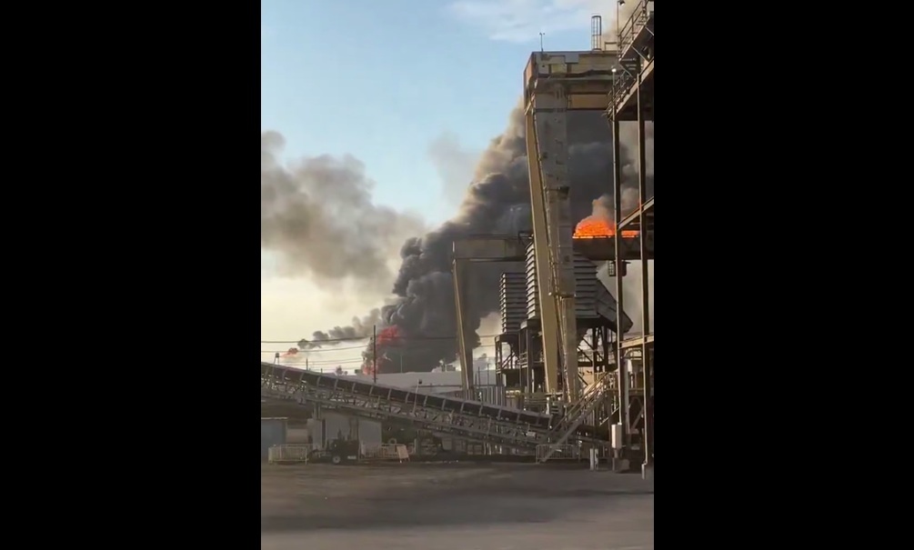    Пожар на Valero Port Arthur. Кадр видео из соцсетей