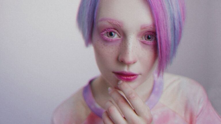    Иллюстрация к материалу: Босс художки: что это за мем и как понять стремление подростков к самовыражению