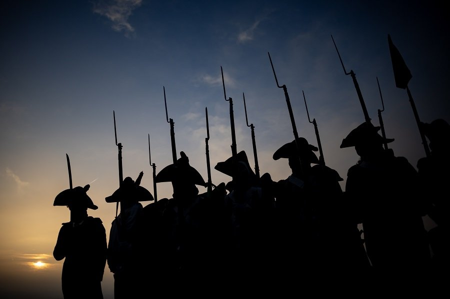 Члены военно-исторических клубов, одетые в историческую форму, собираются перед реконструкцией - Фото: MARTIN DIVISEK/TASS