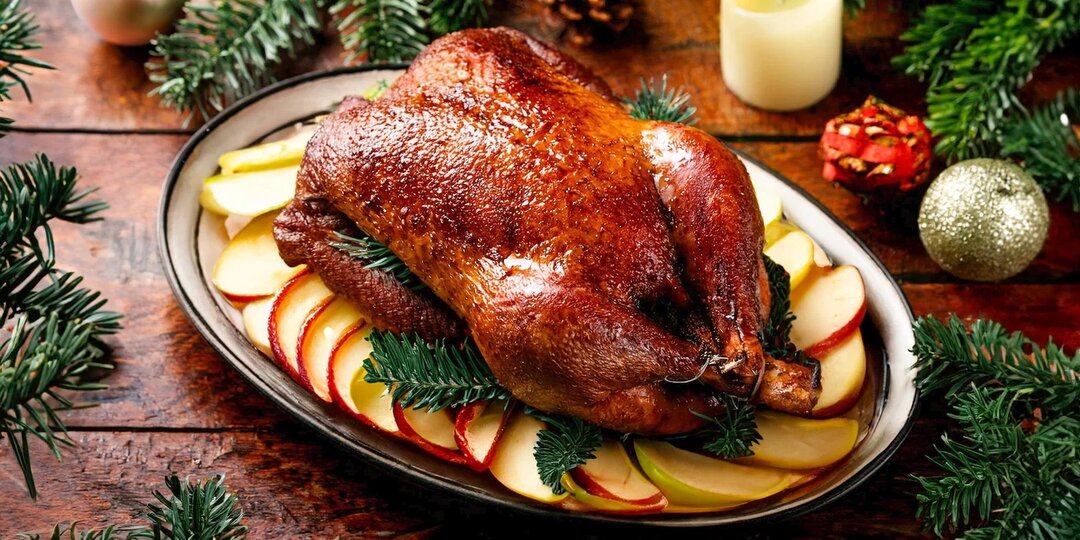 Утка с яблоками: праздничное блюдо с хрустящей корочкой