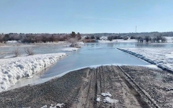 Перелив 40 метров. В Кваркенском районе закрыли участок дороги из‑за паводка
