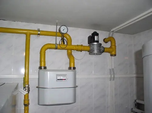 Перепутали патрубки, поэтому пришлось делать сложную обвязку. Фото: gazkomfort.by