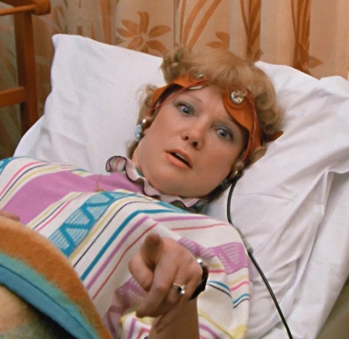 Кадр из фильма «Любовь и голуби» (1984). https://kz.kinoafisha.info/