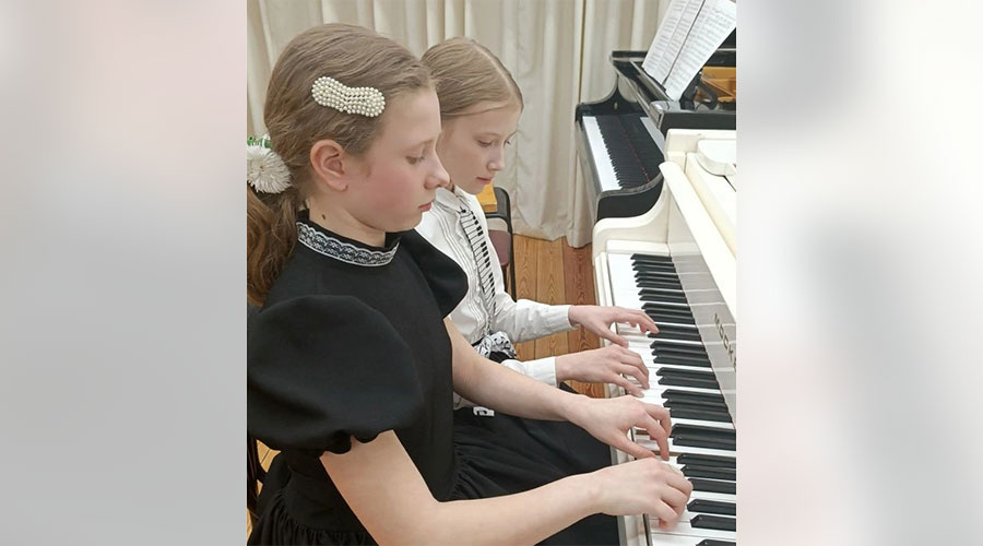 Фортепианный дуэт Анны Бодуновой и Елизаветы Медянцевой – Лауреаты II степени. Фото: ДМШ №1