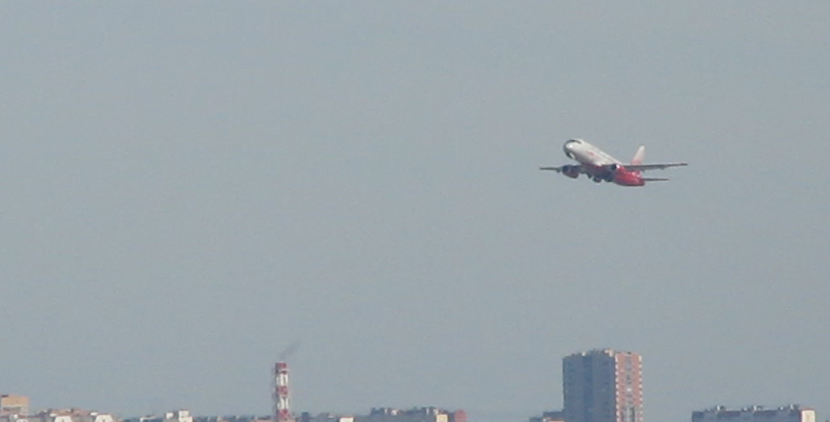 Сухой Суперджет 100 авиакомпания "Россия" в ливрее самбо.