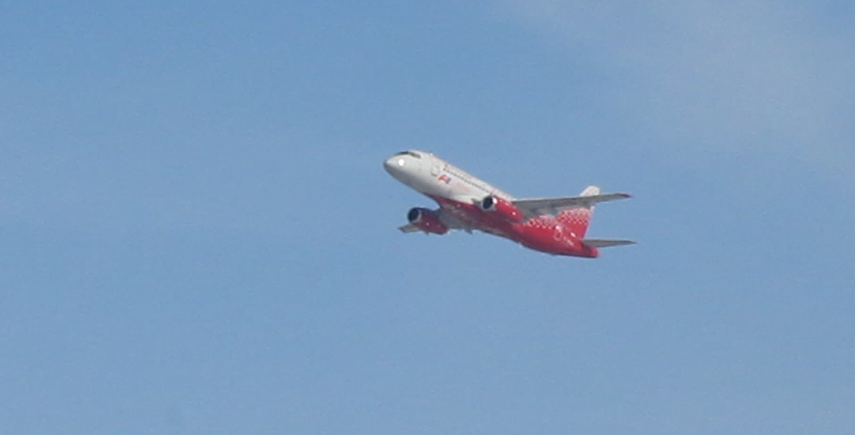 Сухой Суперджет 100 авиакомпания "Россия" в ливрее самбо.