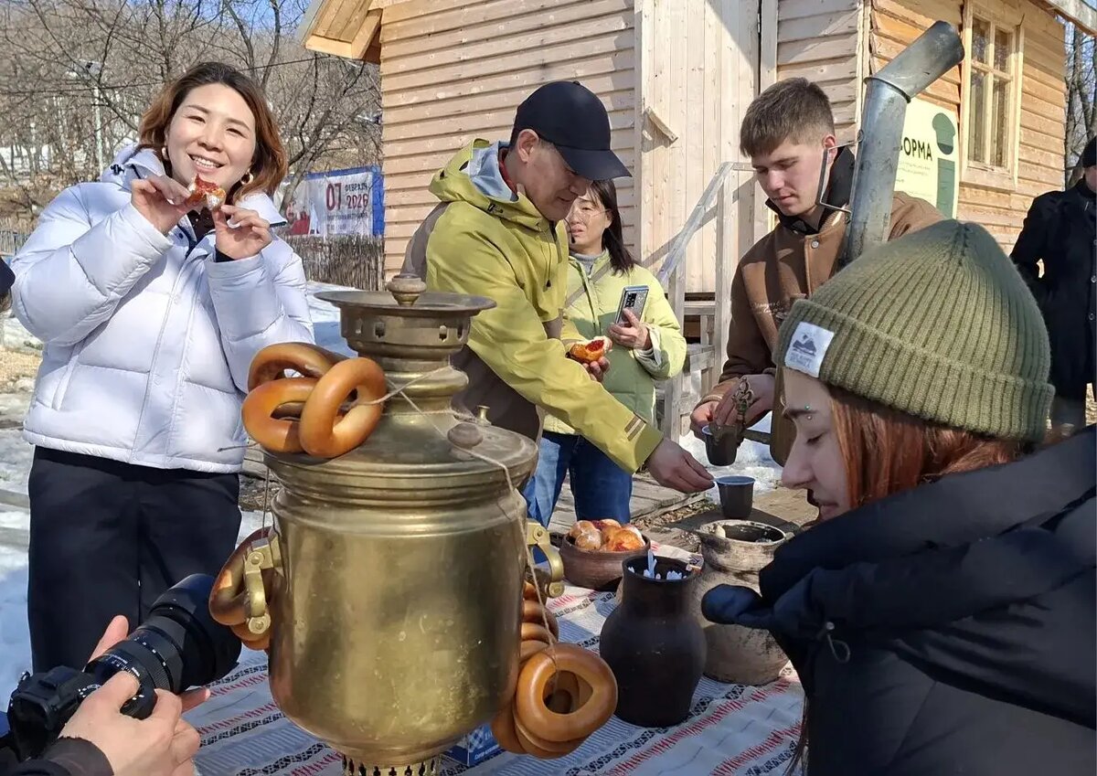  Гостей из Китая напоили чаем из самовара на дровах    © "Интерфакс". Виктория Лежнина