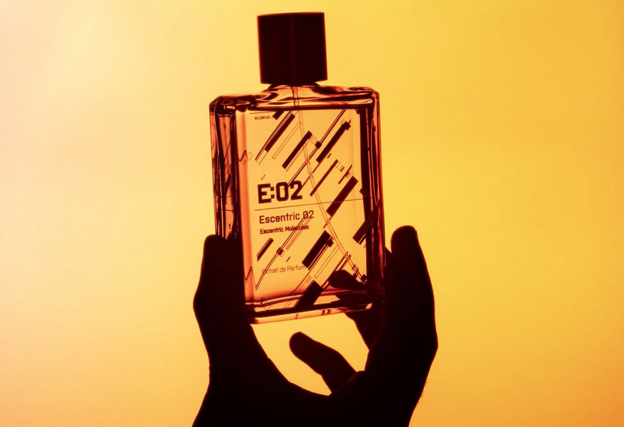 Escentric 02 Extrait Рекламные материалы бренда - дорого-богато) Но флакон с крышкой от этого не становится менее уродливым) источник:  fragrantica.ru