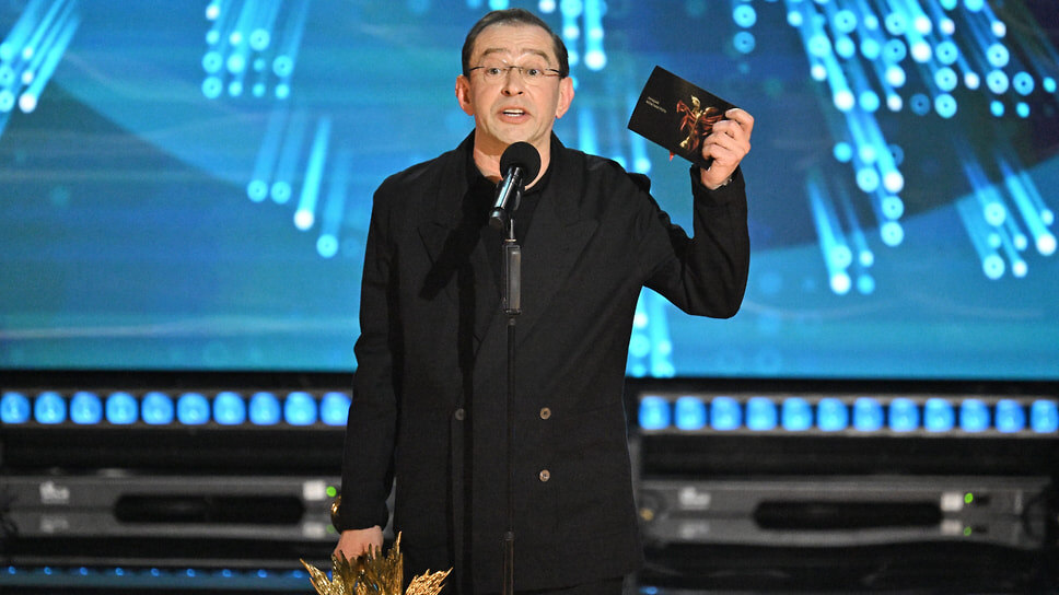 Худрук Московского художественного театра им. А. П. Чехова Константин Хабенский с наградой за лучшую мужскую роль в фильме «Здесь был Юра» Сергея Малкина.📷Фото: Антон Великжанин / Коммерсантъ