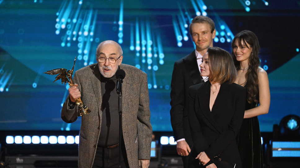 Лучшим неигровым фильмом стала картина «К другому берегу. Станиславский в Новом свете» режиссеров Бориса Караджева (слева) и Анастасии Кузяковой (вторая справа).📷Фото: Антон Великжанин / Коммерсантъ