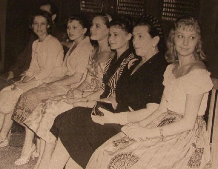 Надежда Надеждина среди воспитаниц. Фото из открытых источников