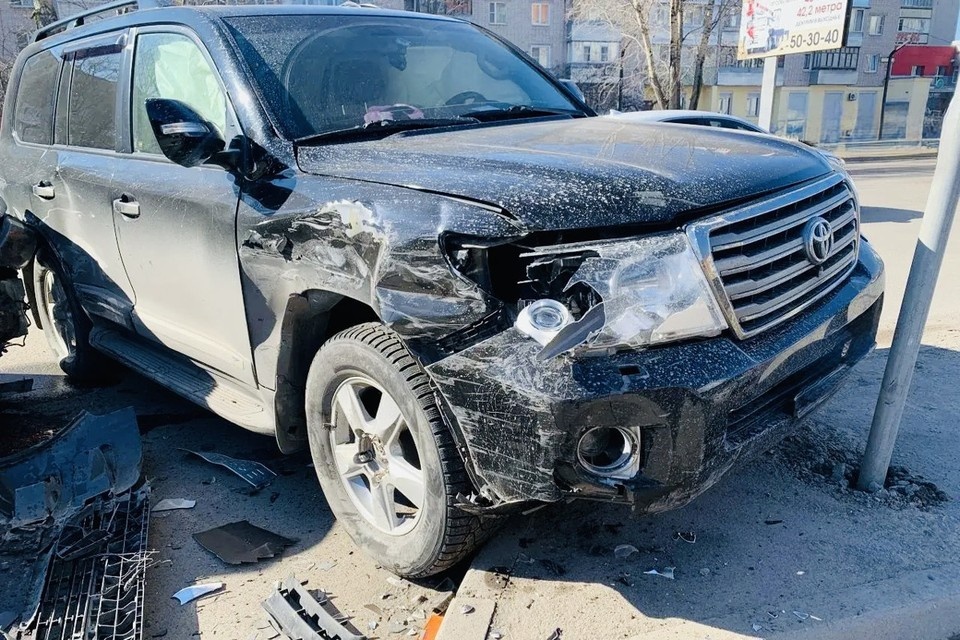    Автомобили получили кузовные повреждения.