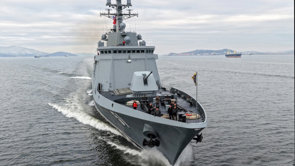    Первый северокорейский многоцелевой эсминец с управляемым ракетным оружием типа «Чхве Хён».