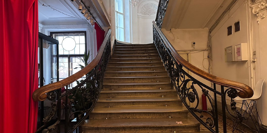 Открытая парадная в центре Петербурга