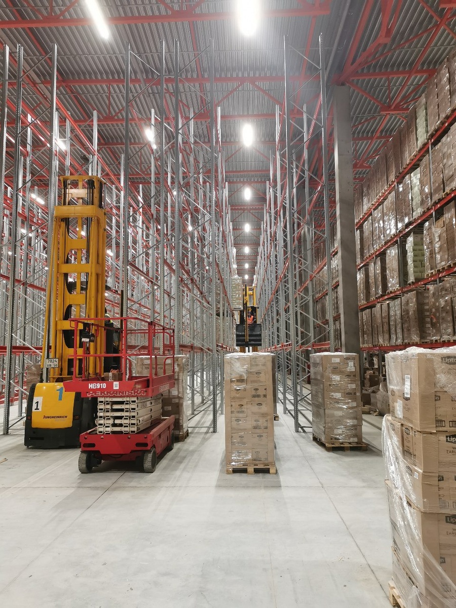 Склад с высокими стеллажами 