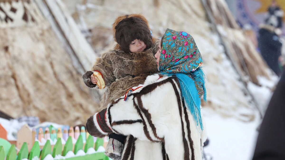    На Дне оленевода в Салехарде Антонина Горбунова пообщалась с представителями КМНС. Фото: Андрей Ткачев / «Ямал-Медиа»