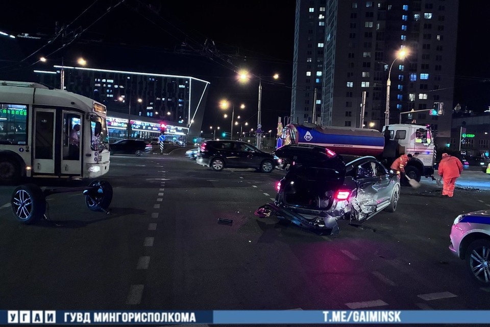    В Минске автомобиль Hyundai врезался в Belgee, проехав на красный свет. Фото: телеграм-канал УГАИ ГУВД Мингорисполкома