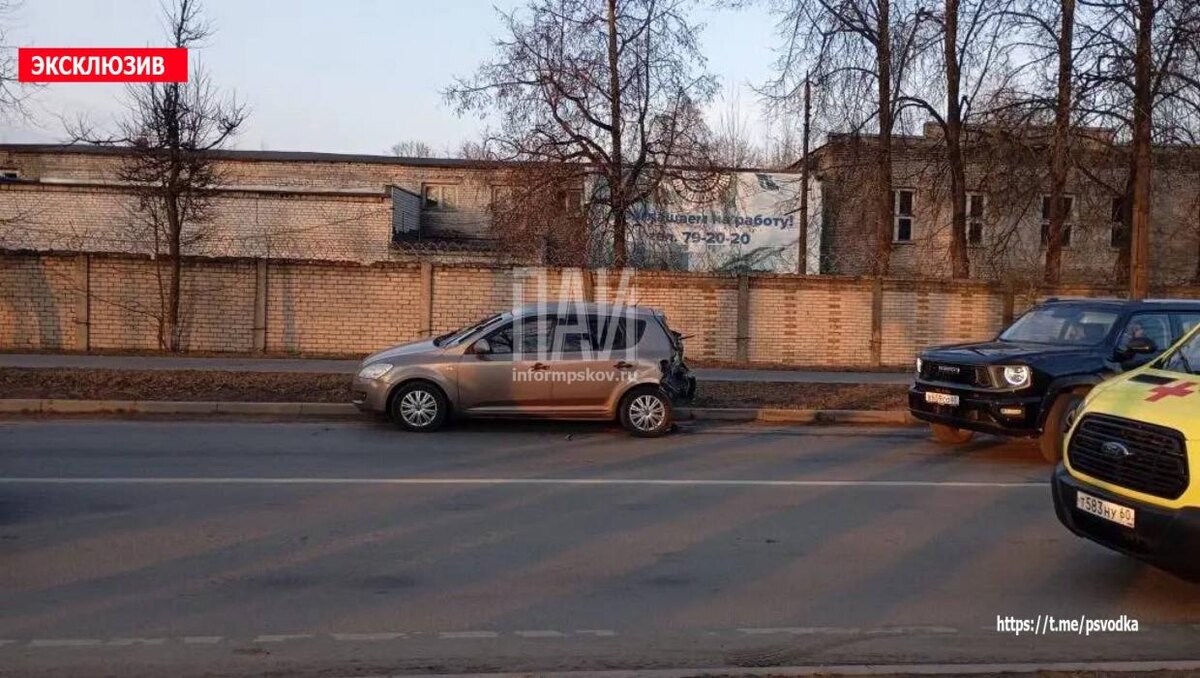 В Пскове столкнулись два автомобиля, пострадал один из водителей
Фото: Telegram-канал «Псковская сводка. ПАИ»