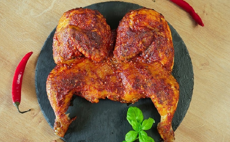 Ленивая курица-тапака: простой способ получить идеальную корочку и сочное мясо