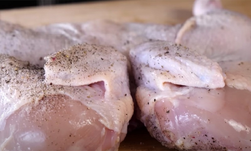 Ленивая курица-тапака: простой способ получить идеальную корочку и сочное мясо