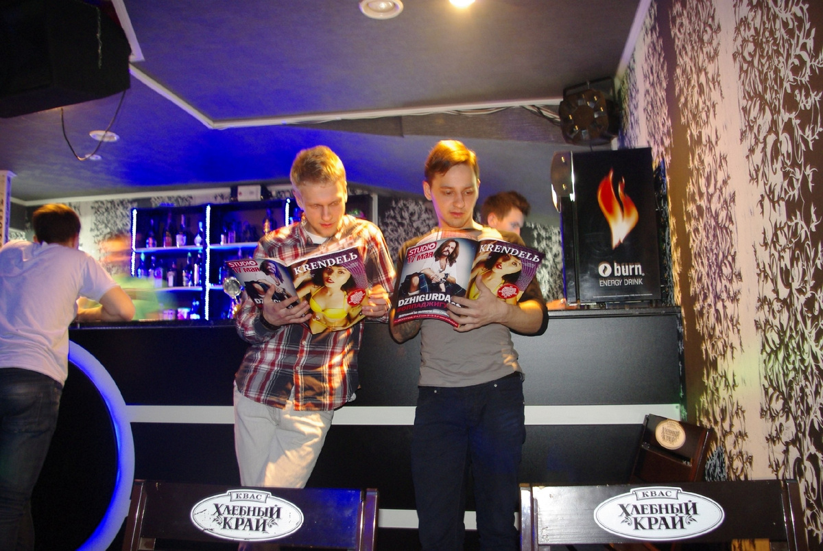 Промо-акция журнала - фотографировал своих друзей с разными выпусками в различных ночных клубах Владимирской области. 