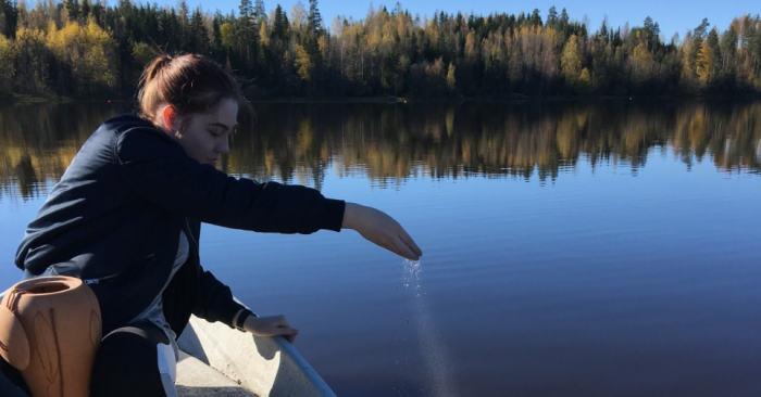 Романтики наконец-то смогут завещать родственникам развеять свой прах над водой / фото: рxhere.com