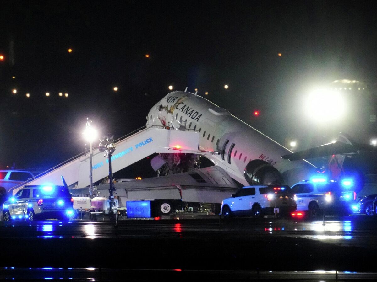    Пассажирский самолет после столкновения с пожарной машиной в аэропорту Нью-Йорка "Ла-Гуардиа" | © REUTERS / Adam Gray