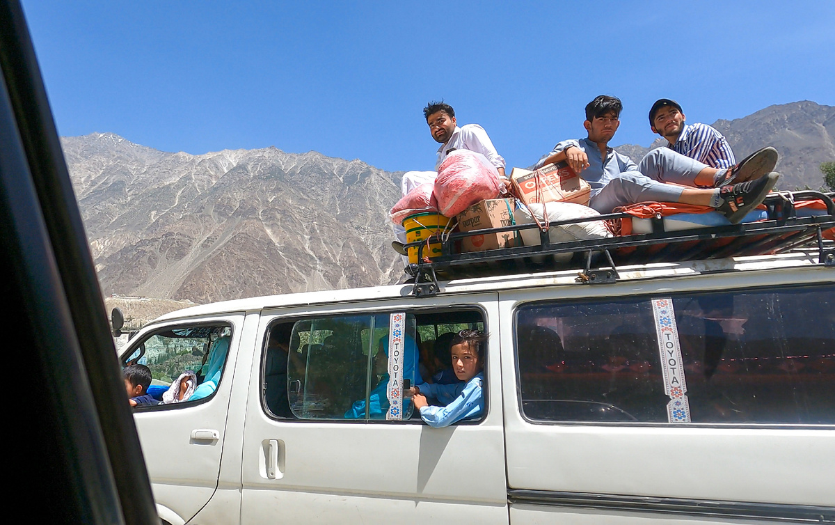 Кому не хватило места в салоне, отправляются наверх