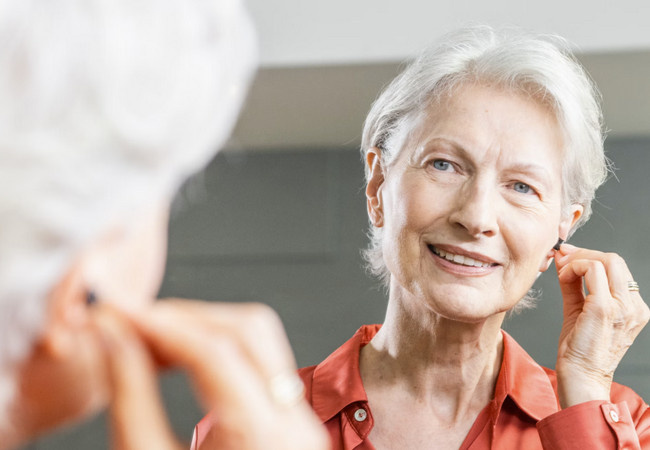 Испанцам за 50 раздают слуховые аппараты бесплатно: 250 мест, но есть нюанс