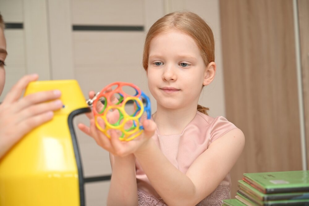 Реабилитационная игрушка "Вытяни мяч"