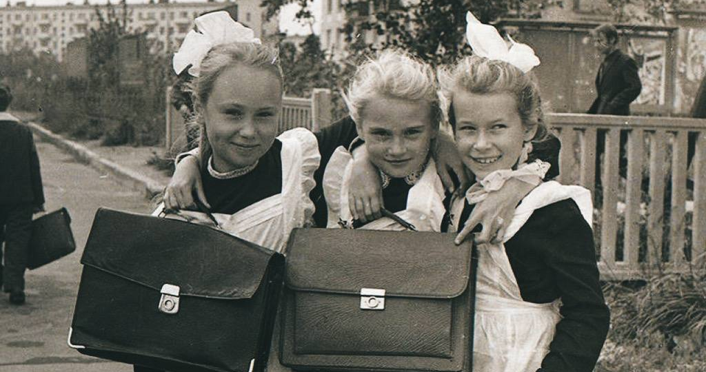 Почему в советских школах все носили одинаковые портфели и других не было