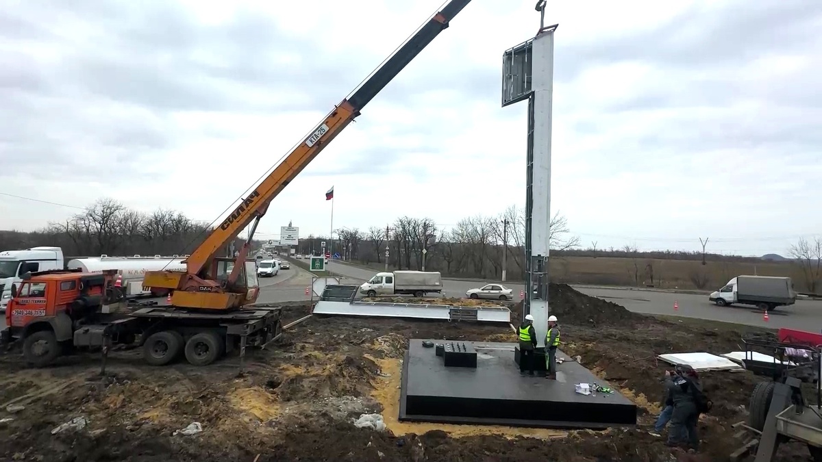    Югорчане возводят стелу на въезде в подшефную Макеевку