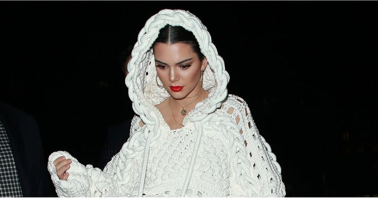 Звездный трикотаж: как голливудские и британские красавицы носят вязаное и что нам связать этой весной 🤍