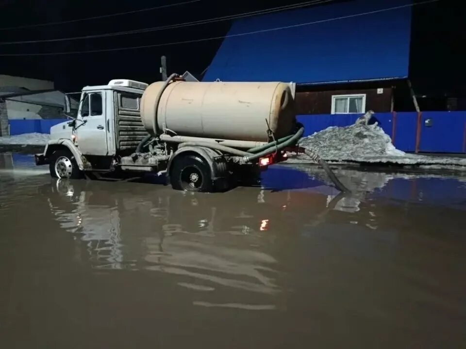    Откачка воды в Бийске. Источник: Администрация Бийска