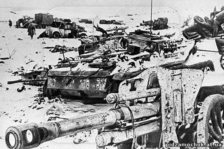 Немецкая техника, разбитая при попытке прорыва из окружения. Корсунь-Шевченковская операция, февраль 1944 года.