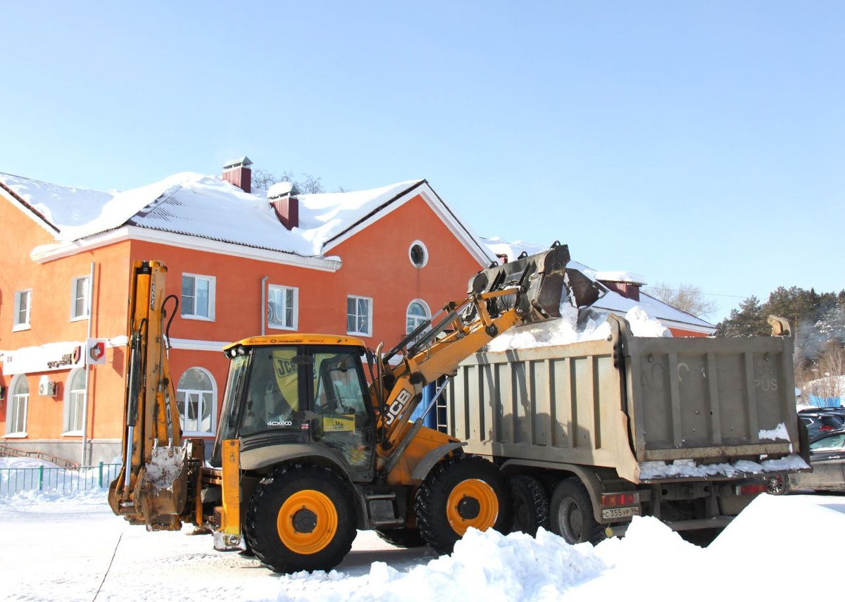 Начало марта. Идет расчистка центральных улиц Нижней Туры / Фото пресс-службы администрации НТМО