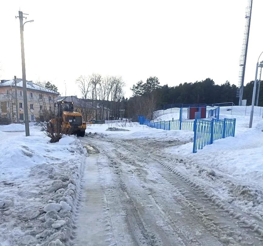 16 марта. Расчистка заездов к контейнерным площадкам / Фото пресс-службы администрации НТМО