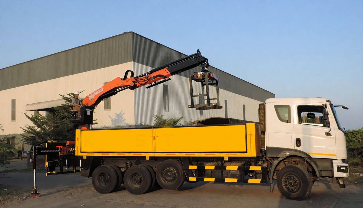 Монтаж КМУ на задний свес как бы предполагает работу с прицепом