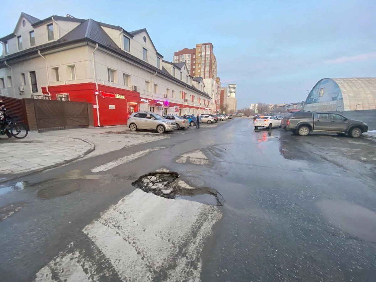    Такая яма образовала на перекрестке Гастелло-Ставропольская   ЧС Тюмень