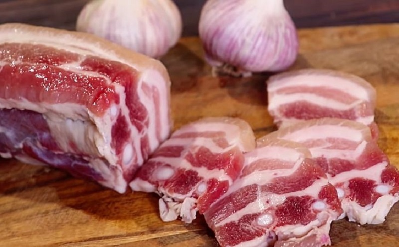 Сало за четыре дня: секрет быстрой засолки грудинки в банке и новый взгляд на любимую закуску