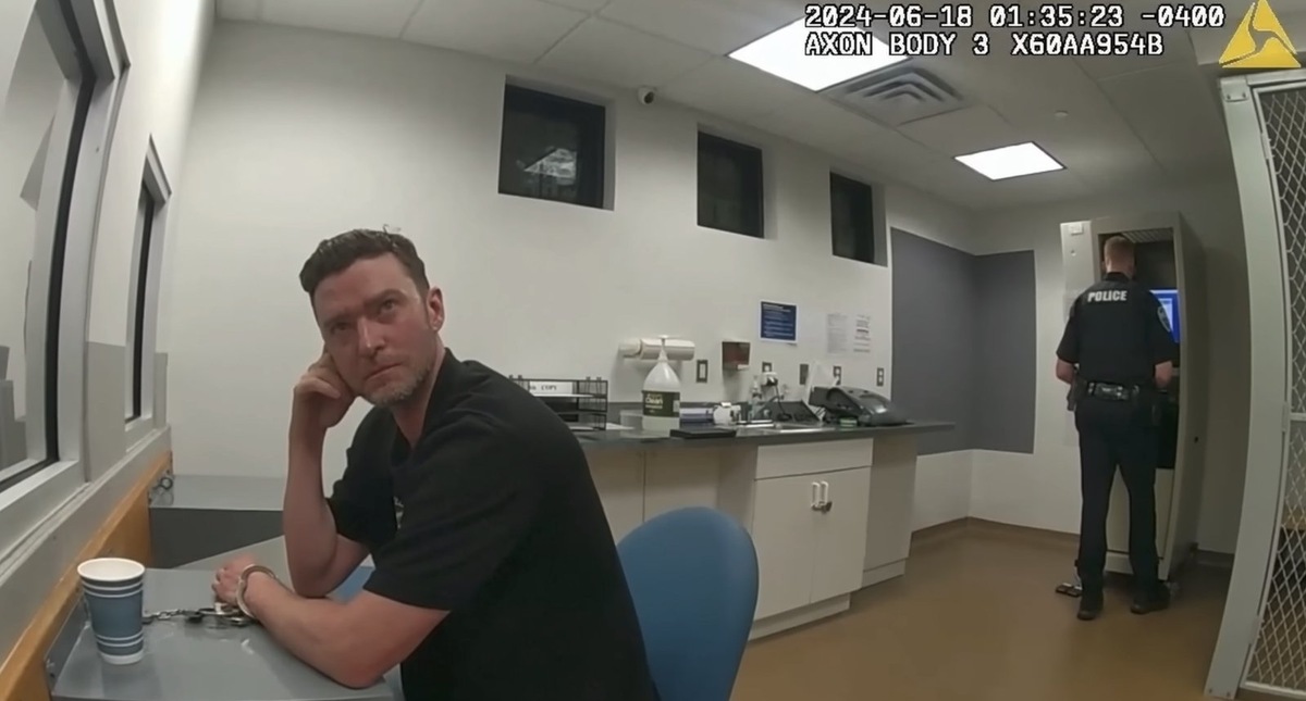    Джастина Тимберлейка доставили в участок в наручниках